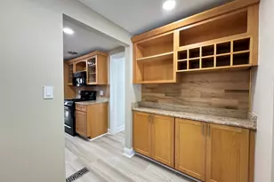 2 Highland Square, Avon, CT 06001 - Photo 9