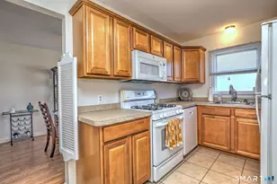 25 Carriage Path N, Milford, CT 06460 - Photo 9