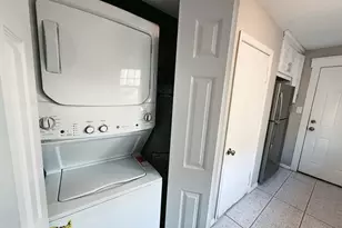 2 Washington Ct, Stamford, CT 06902 - Photo 13