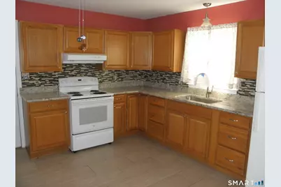 32 Walnut Circle, Windsor Locks, CT 06096 - Photo 7