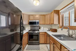 140 Barn Finch Cir, Naugatuck, CT 06770 - Photo 3