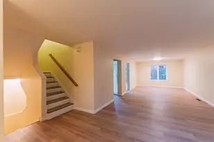 208 Castlewood Dr, Bloomfield, CT 06002 - Photo 5