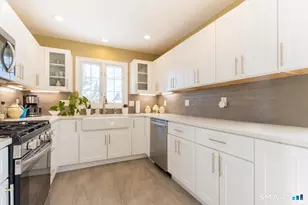 71 Cider Mill Ln, Trumbull, CT 06611 - Photo 3