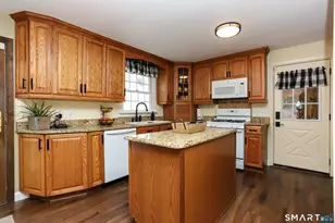 8 Housman St, Danbury, CT 06810 - Photo 11