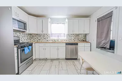 243 Sunshine Circle, Bridgeport, CT 06606 - Photo 3