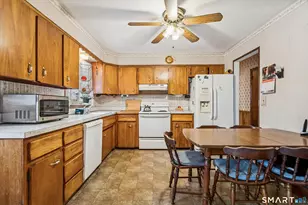 10 Oakwood Ct, Norwalk, CT 06850 - Photo 15