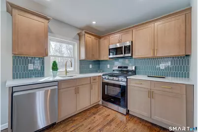 135 London Drive, Hamden, CT 06517 - Photo 1