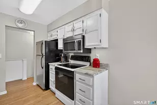 334 Foxwood Ln, Milford, CT 06461 - Photo 9