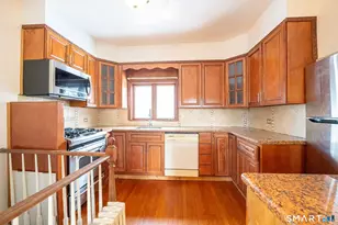 360 Saunders Ave, Bridgeport, CT 06606 - Photo 7