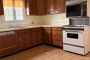 75 Colonial Dr, Hamden, CT 06518 - Photo 3