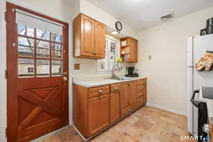 105 Daniel Dr, Bridgeport, CT 06606 - Photo 3