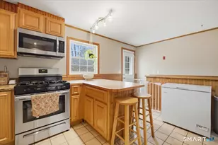 8 Manor Rd, Montville, CT 06370 - Photo 9