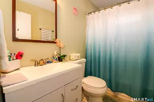 18 Amsterdam Ave, Bridgeport, CT 06606 - Photo 9