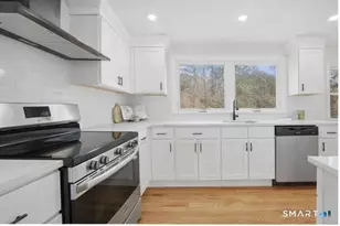 35 Dyer Ave, Canton, CT 06019 - Photo 3