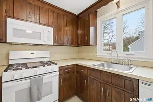 36 Grove St, Manchester, CT 06042 - Photo 9