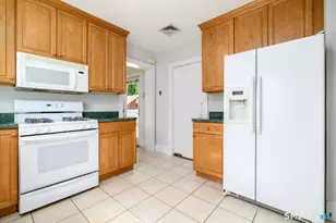 162 Toms Rd, Stamford, CT 06906 - Photo 9