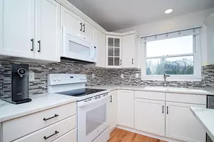 81 Old Stratfield Rd, Fairfield, CT 06825 - Photo 3