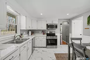 6 Old Farm Dr, Newington, CT 06111 - Photo 9