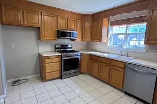 10 Dibble Hollow Ln, Windsor Locks, CT 06096 - Photo 9