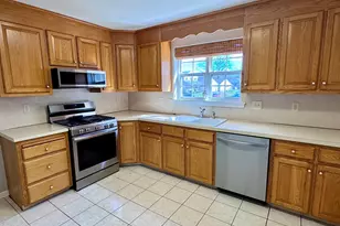 10 Dibble Hollow Ln, Windsor Locks, CT 06096 - Photo 7