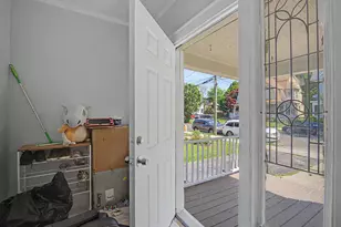 111 Elmwood Pl, Bridgeport, CT 06605 - Photo 7