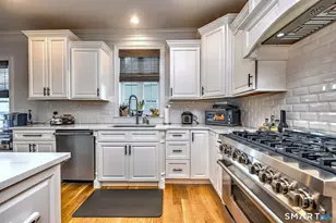 7 Luisa Ct, Branford, CT 06405 - Photo 9