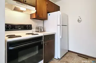 98 Webster Ct, Newington, CT 06111 - Photo 3