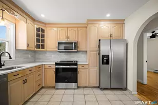 25 Greenview Dr, Waterbury, CT 06708 - Photo 15