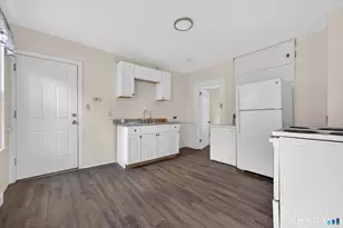 27 Beacon St, Waterbury, CT 06704 - Photo 9