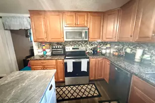 75 Elizabeth Ave, Bloomfield, CT 06002 - Photo 11