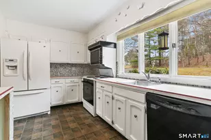 64 Mariner Cir, Trumbull, CT 06611 - Photo 15