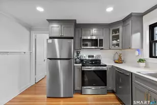 381 Quaker Ln S, West Hartford, CT 06119 - Photo 5