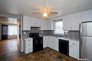 21 Lownds Dr, Windsor Locks, CT 06096 - Photo 3