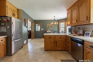 33 Country Club Woods Cir, Waterbury, CT 06708 - Photo 9