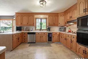 33 Country Club Woods Cir, Waterbury, CT 06708 - Photo 11