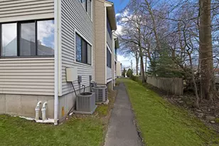 39 Lance Cir, Bridgeport, CT 06606 - Photo 17