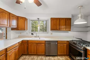 537 George Washington Rd, Enfield, CT 06082 - Photo 9