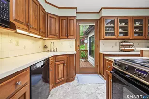 123 Evelyn Dr, Naugatuck, CT 06770 - Photo 9