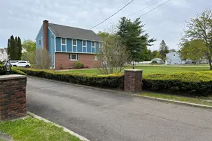 890 Daniels Farm Rd, Trumbull, CT 06611 - Photo 9