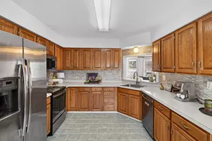 906 Canterbury Ln, Colchester, CT 06415 - Photo 5