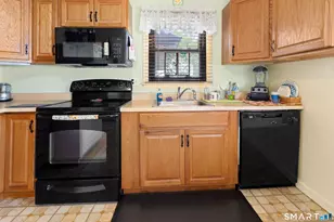 27 McIntosh Ave, Montville, CT 06382 - Photo 9