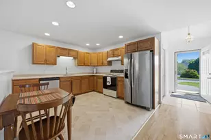 46 Elizabeth Cir, Newtown, CT 06482 - Photo 5