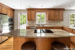 43 Green Knolls Ln, Fairfield, CT 06824 - Photo 7