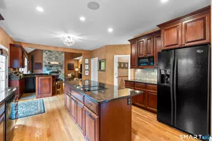 12 Logans Way, Danbury, CT 06811 - Photo 3