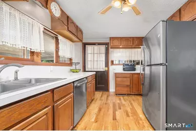 100 Bedford Avenue, East Hartford, CT 06118 - Photo 9
