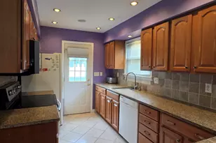 13 Berkshire Cir, Ansonia, CT 06401 - Photo 5
