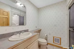 10 Hampshire Ln, Simsbury, CT 06070 - Photo 35