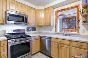 105 Meadow Wood Rd, Stratford, CT 06614 - Photo 9