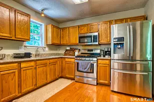 117 Melbourne Ct, Naugatuck, CT 06770 - Photo 3