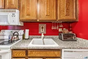 136 Kane St, West Hartford, CT 06119 - Photo 9